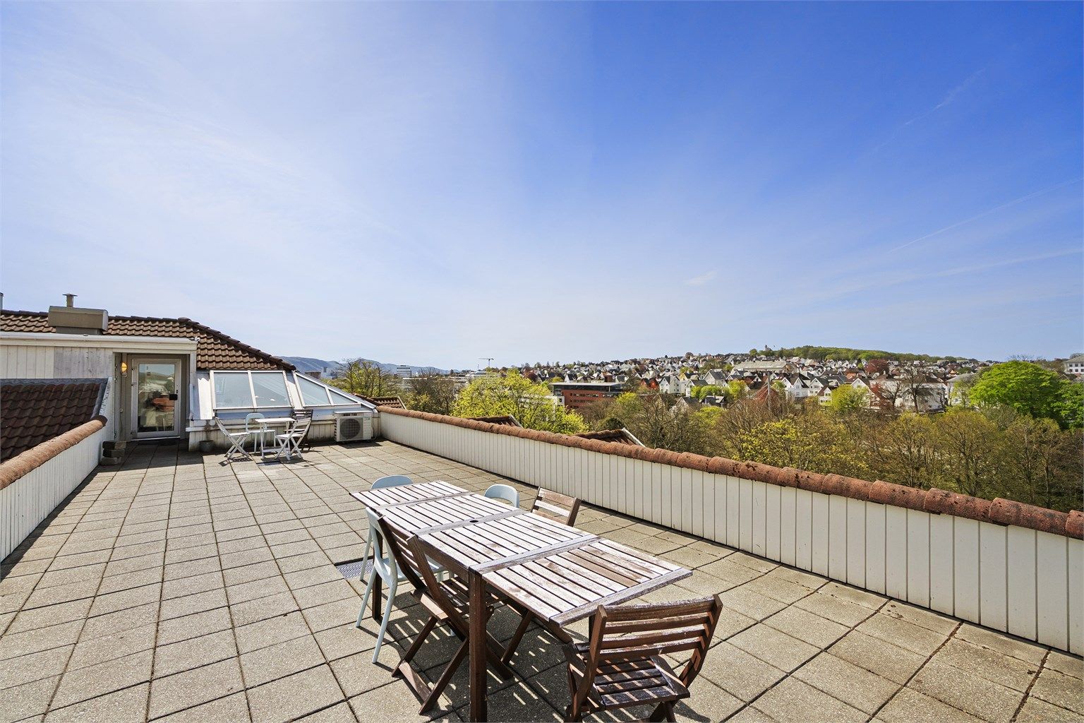 Stor, felles takterrasse.