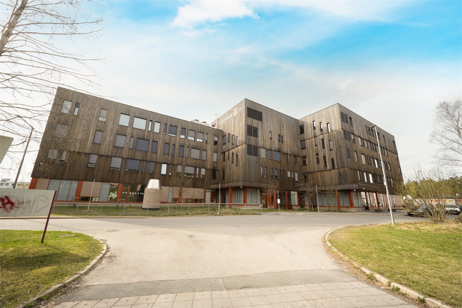 Vestli barneskole ligger kun et par minutters gange fra boligen.