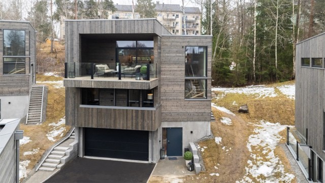 Eiendommen ligger i et populært og barnevennlig boligområde med kort vei til skoler og fritidstilbud.