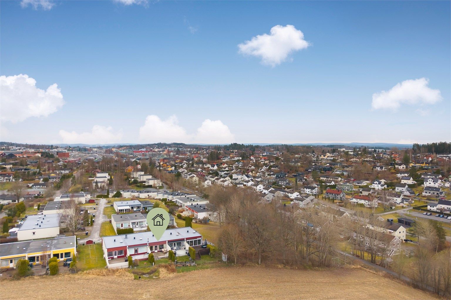 Her bor du tilbaketrukket og barnevennlig, med gangavstand til skoler og barnehager. 