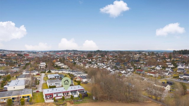 Her bor du tilbaketrukket og barnevennlig, med gangavstand til skoler og barnehager.