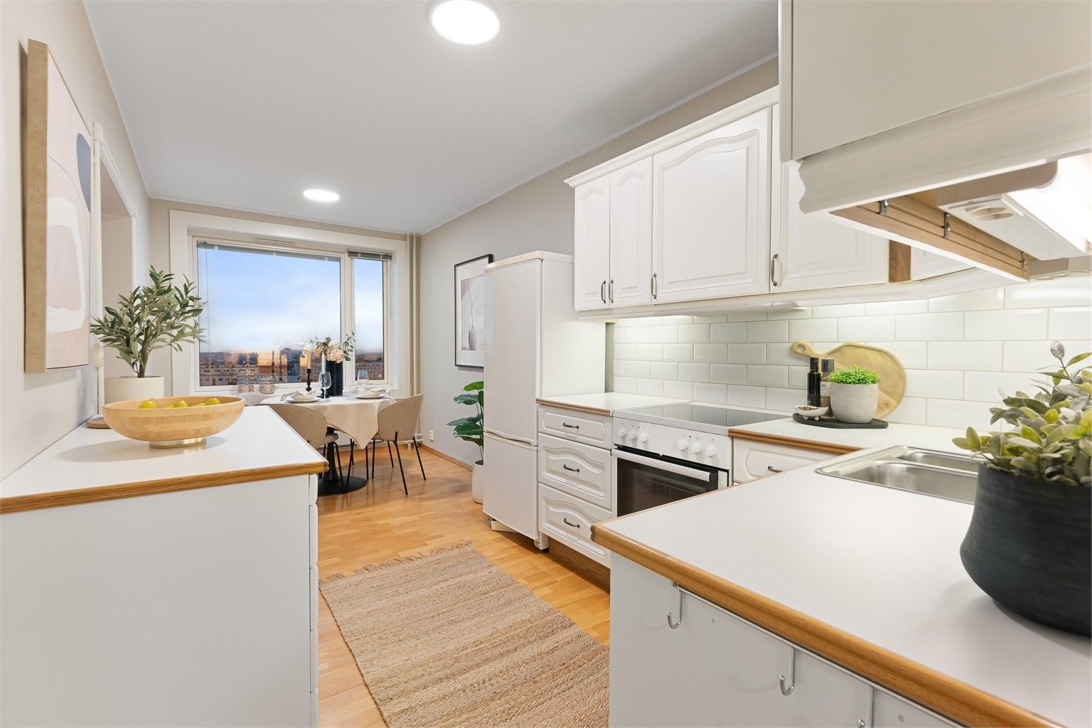 En gjennomgående planløsning gir en lys og sosial sone mellom stue og kjøkken.