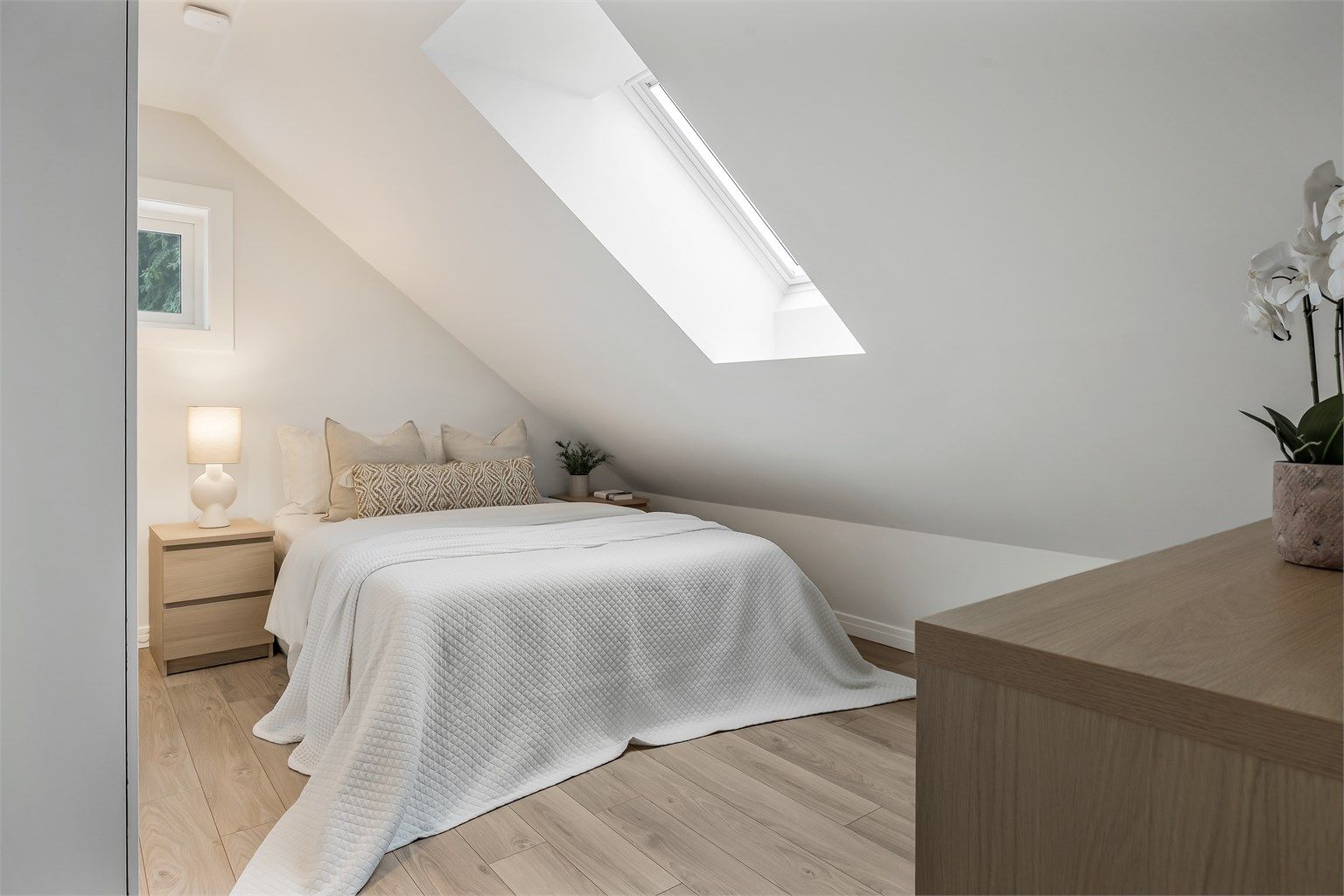 Takvinduet gir ekstra lys og en luftig romfølelse.