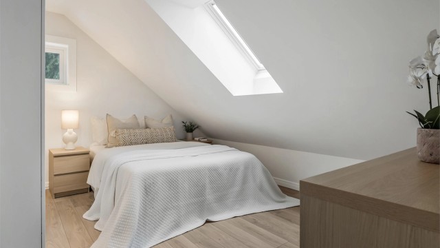 Takvinduet gir ekstra lys og en luftig romfølelse.