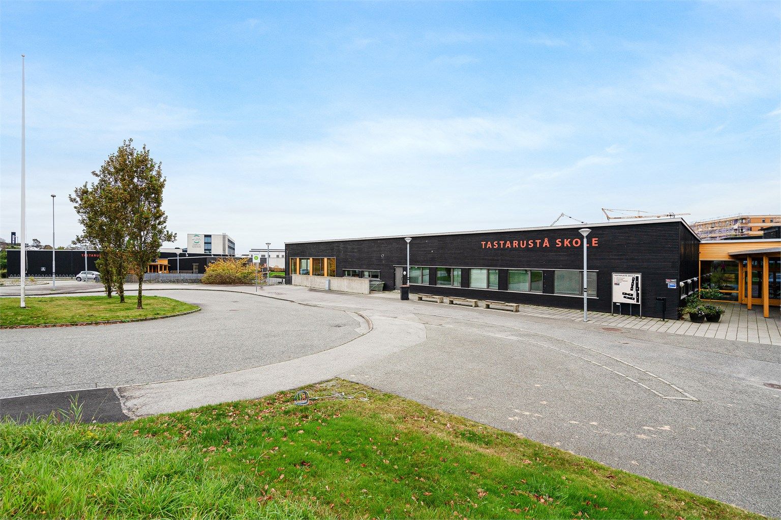 Skoler, barnehager og idrettsanlegg er også like i nabolaget. 