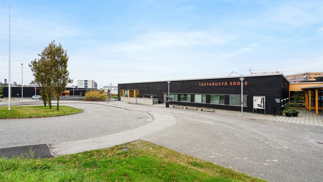 Skoler, barnehager og idrettsanlegg er også like i nabolaget.