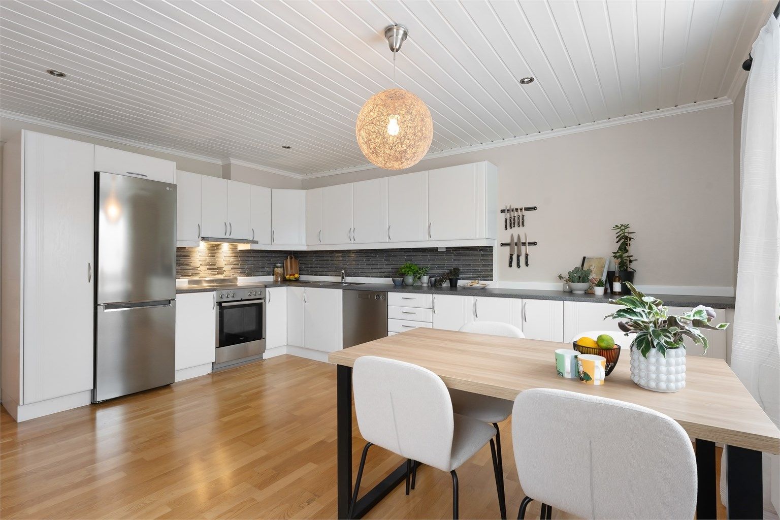 Kjøkkenet har parkett på gulv og panelbord i himling med downlights.