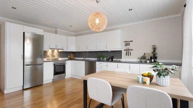 Kjøkkenet har parkett på gulv og panelbord i himling med downlights.