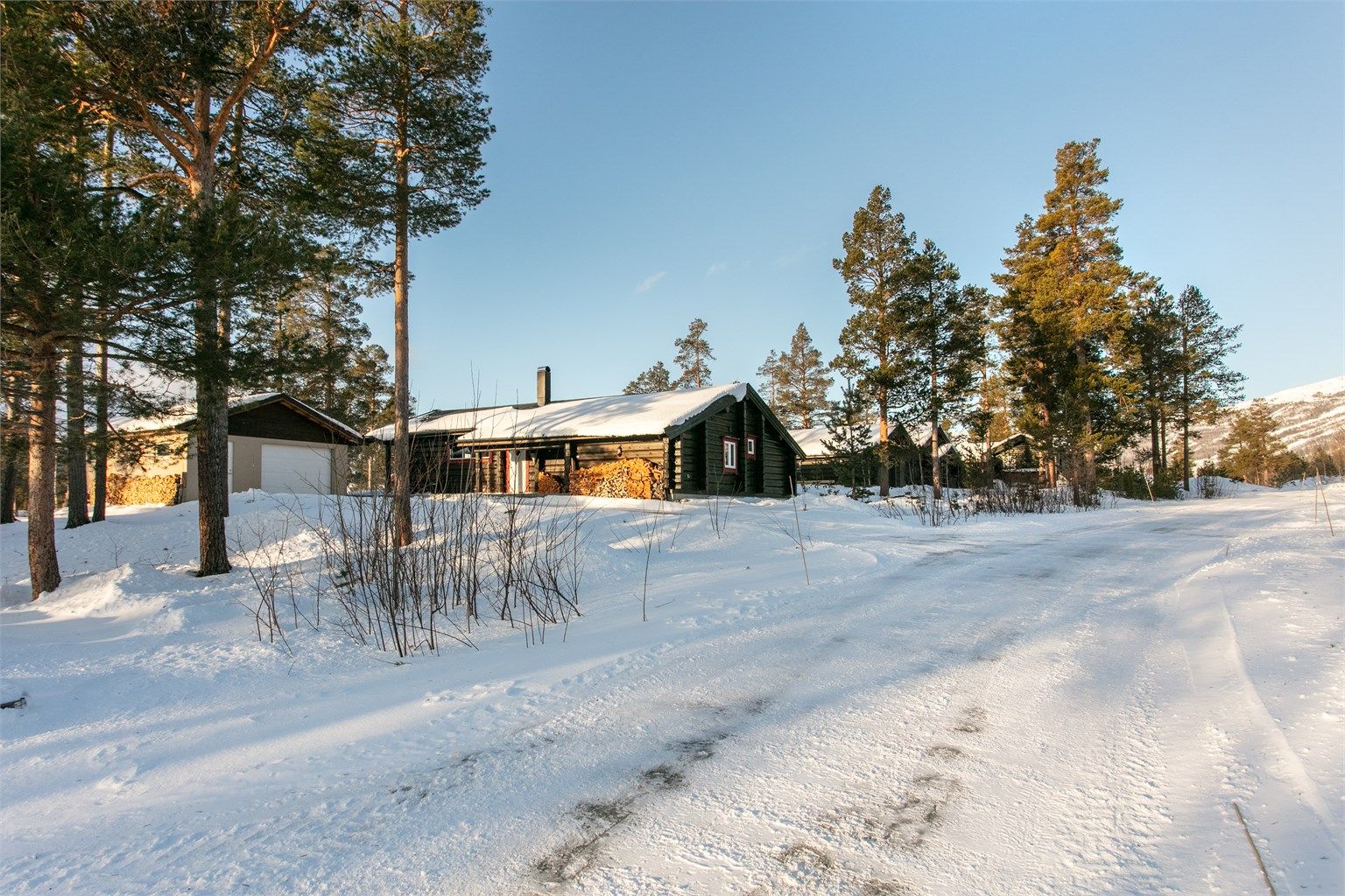 Fasade sett fra adkomstvei i hyttefeltet