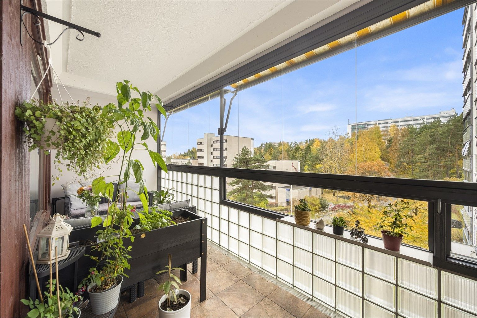 Balkongens størrelse gir deg gode muligheter for å nyte sommerens varme dager i en lun sittegruppe