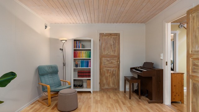Rommet har god plass til sofagruppe, spillbord eller annet ønsket møblement.
