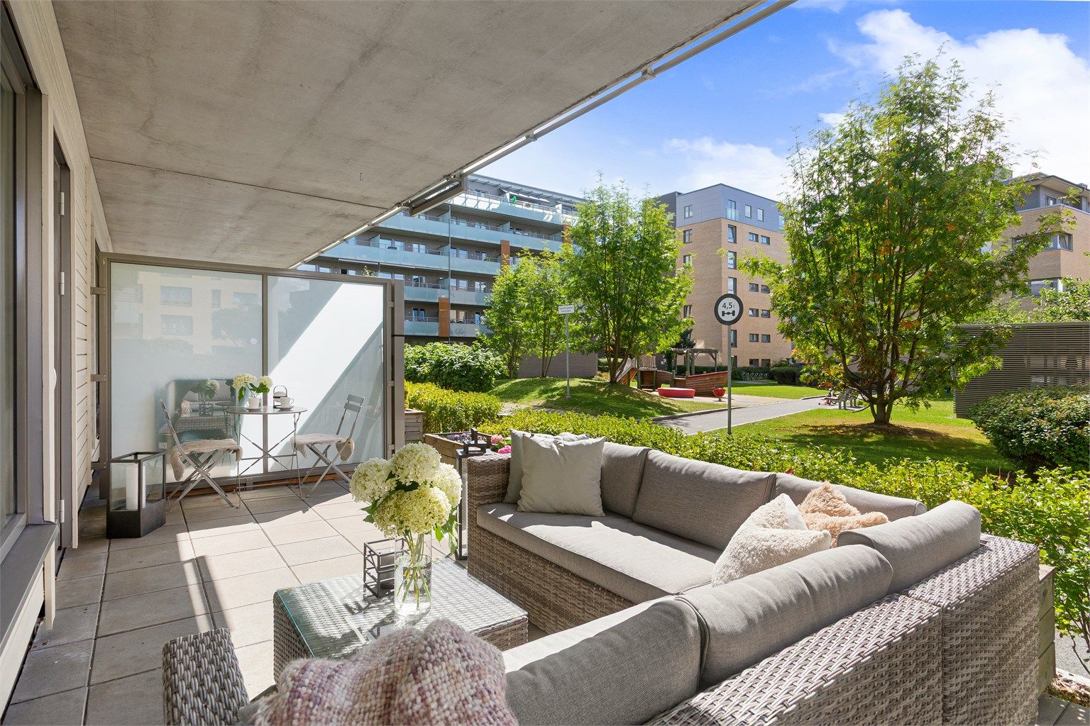 Solrik, sydvestvendt og overbygd markterrasse på 23 kvm som vender mot gårdstun 