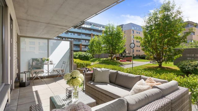 Solrik, sydvestvendt og overbygd markterrasse på 23 kvm som vender mot gårdstun