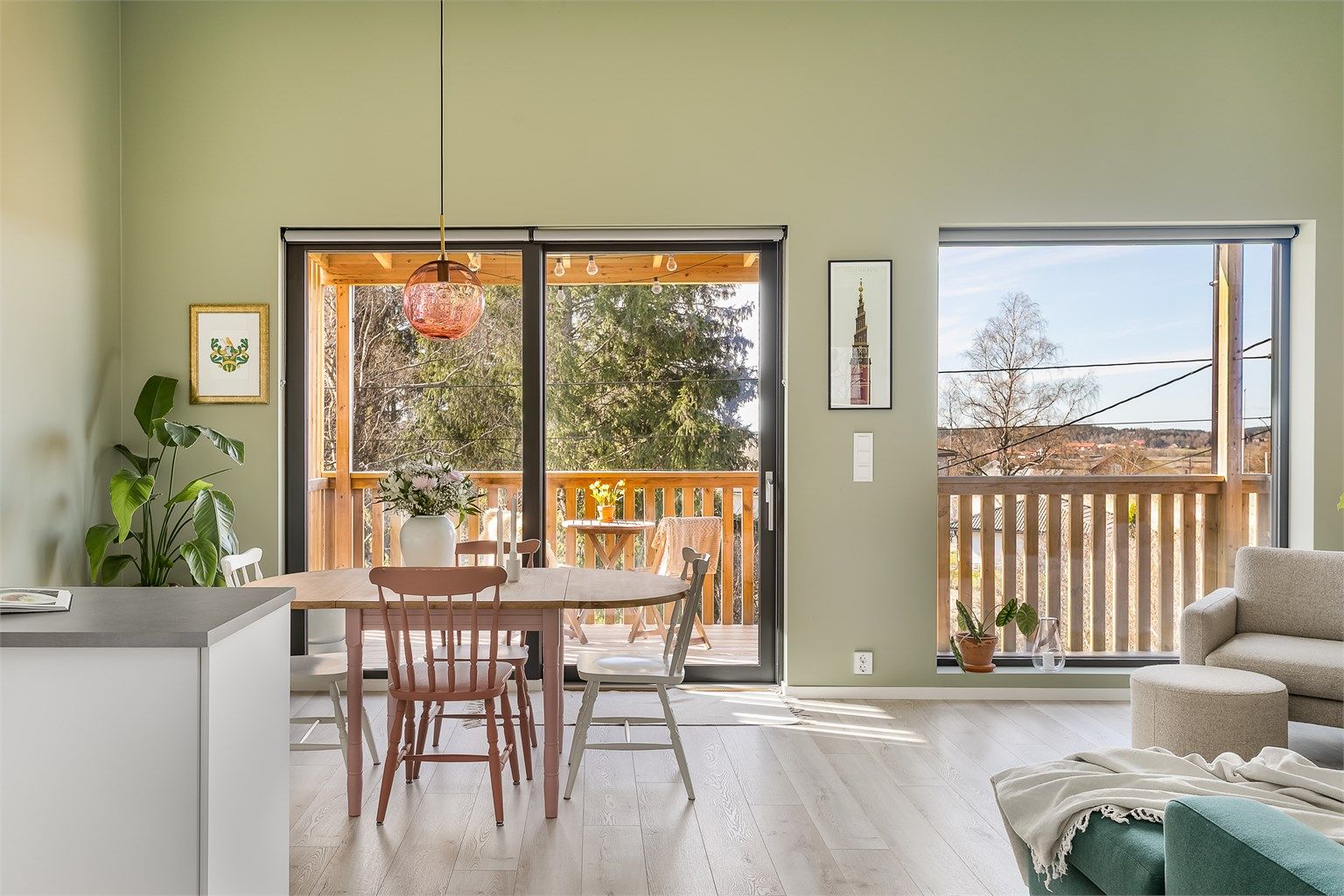 Vel så luftig som ute på verandaen er det innendørs i stuen, der himlingen skråner opp til stor høyde.