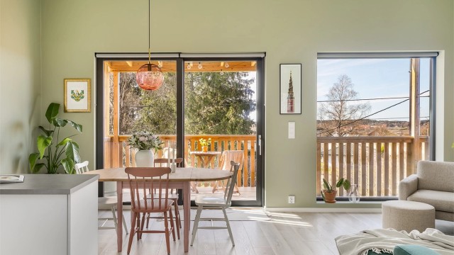 Vel så luftig som ute på verandaen er det innendørs i stuen, der himlingen skråner opp til stor høyde.