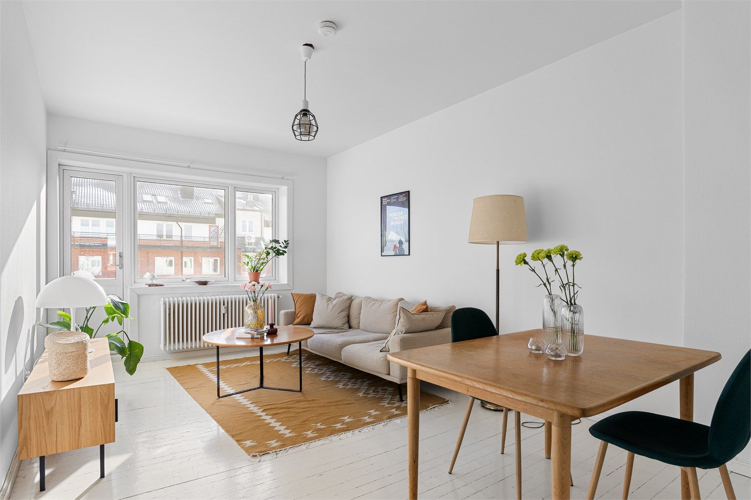 Stuen har en takhøyde på 2,69 meter som sammen med store vindusflater skaper en luftig atmosfære i boligen. 