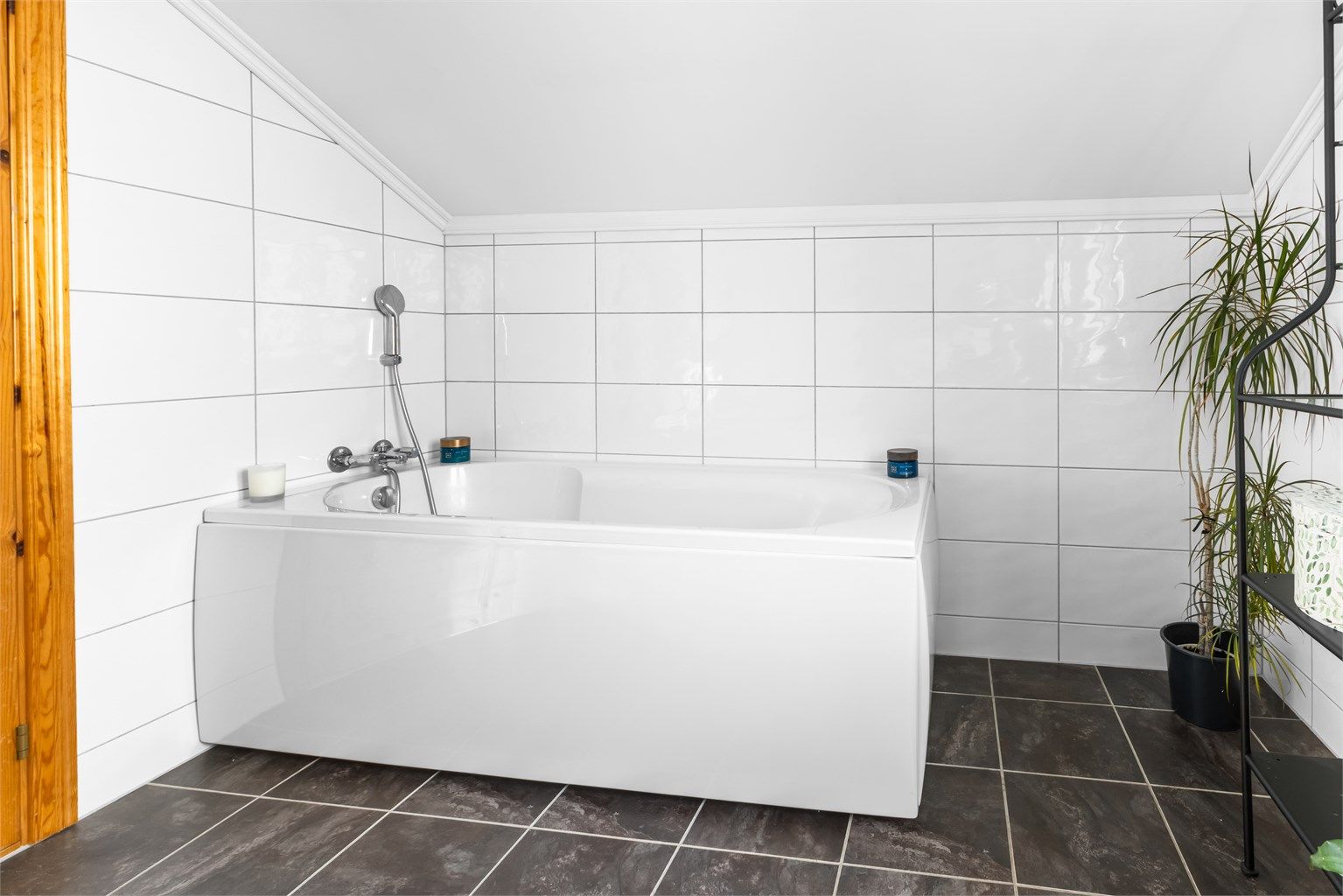 Innebygd badekar plassert under skråtaket.