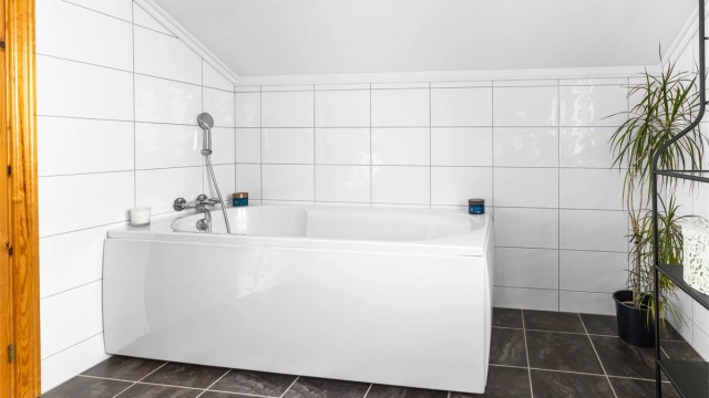 Innebygd badekar plassert under skråtaket.