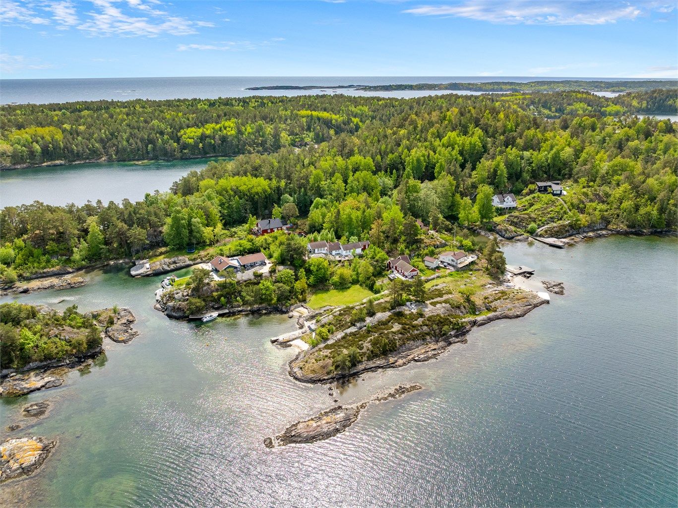 Eiendommen ligger vakkert til i Lyngørfjorden med de beste solforhold, passe tilbaketrukket.