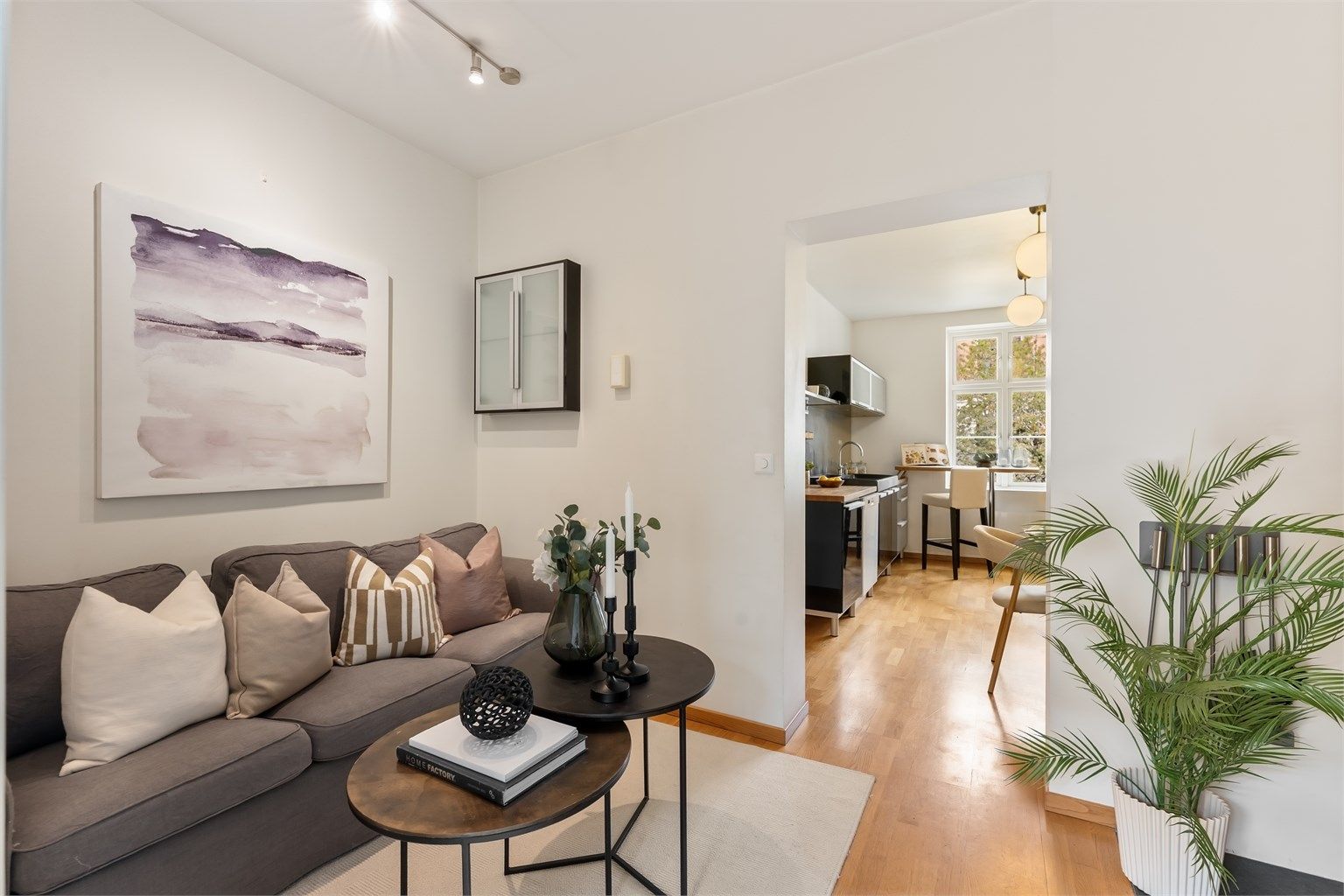 En klassisk og gjennomgående leilighet med takhøyde på opptil 2,68 meter og vinduer fra 2019.
Foto: Zovenfra AS