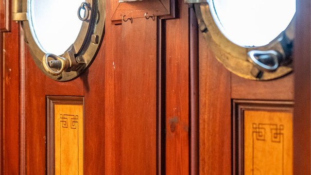 Autentiske detaljer som koøyer i dørene. (Ikke godkjent til varig opphold)