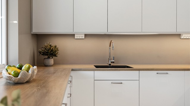 Ettgreps blandebatteri og kum gir et rent og moderne uttrykk.