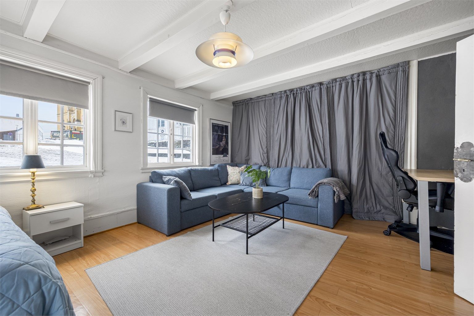 Det andre soverommet i etasjen ligger i hoveddelen,  er romslig og kan enkelt innredes som en kombinert sove- og oppholdssone.