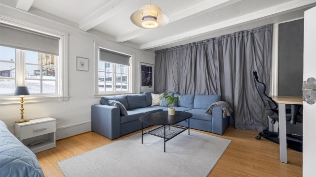 Det andre soverommet i etasjen ligger i hoveddelen, er romslig og kan enkelt innredes som en kombinert sove- og oppholdssone.