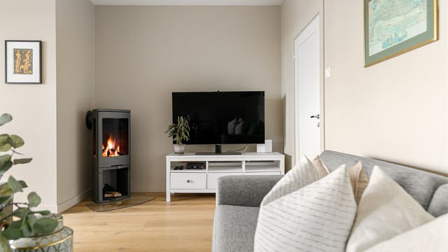 Oppvarming via radiatorene og varmtvann er inkludert i fellesutgiftene. I tillegg til grunnpakke tv/internett