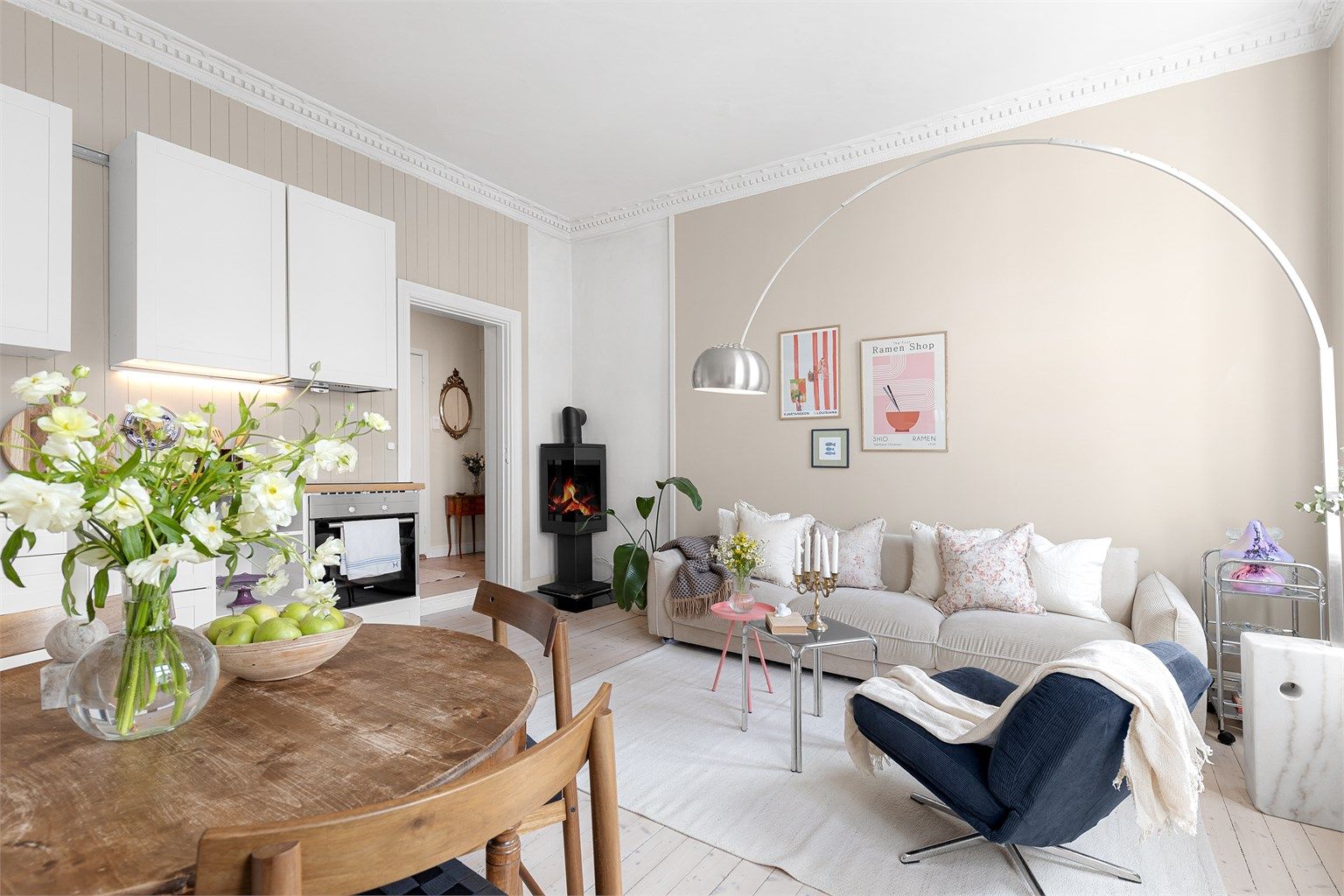 Dette er en lys og delikat 3-roms toppleilighet med sentral og attraktiv beliggenhet i Gamlebyen.