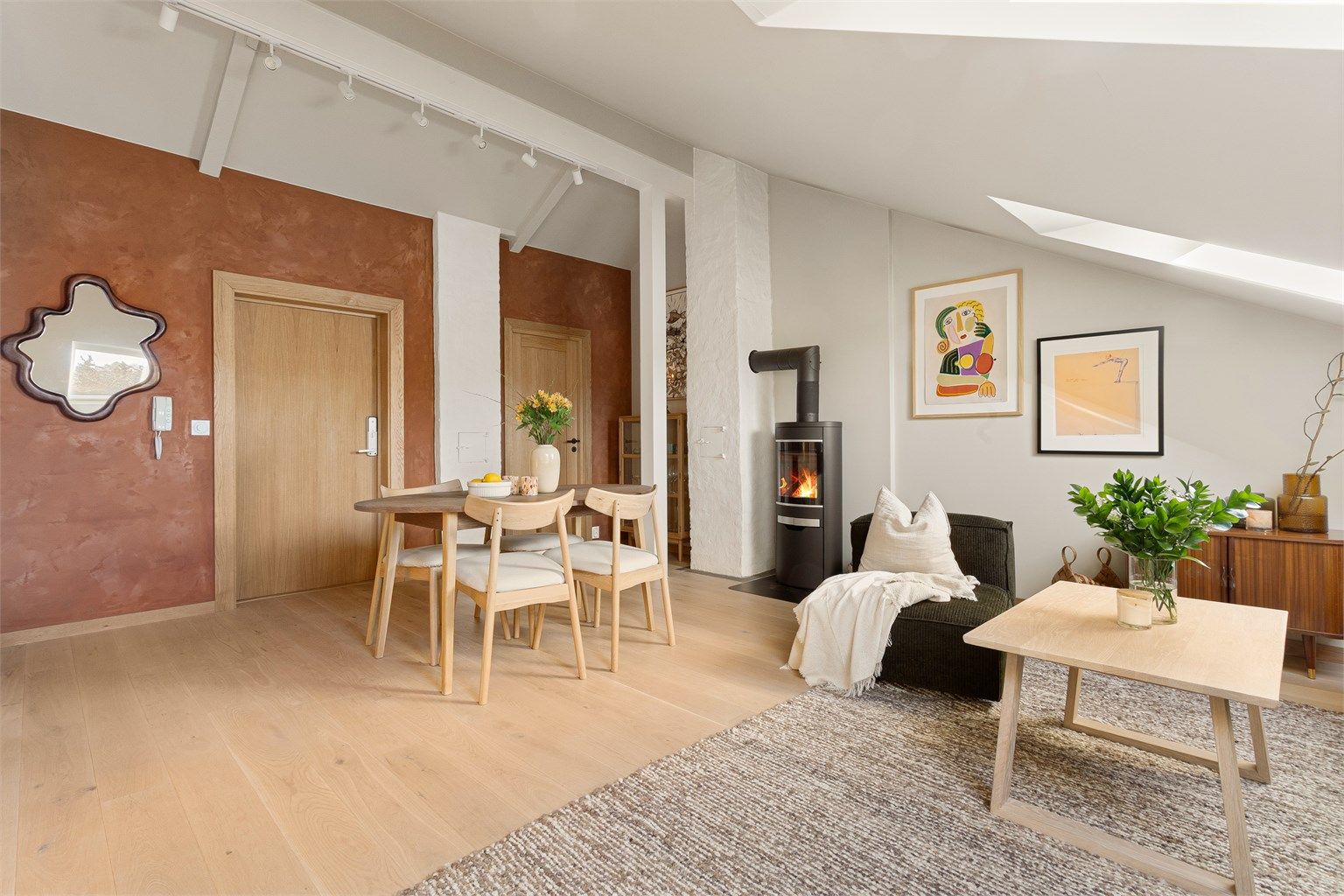 Stuen er romslig og luftig, med en takhøyde på hele 3,29 m på det høyeste