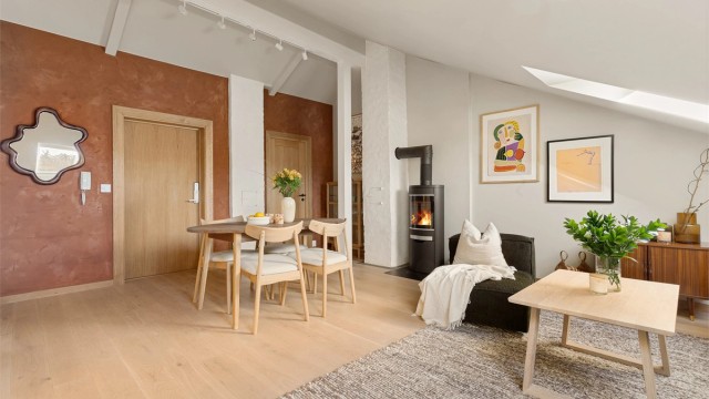 Stuen er romslig og luftig, med en takhøyde på hele 3,29 m på det høyeste