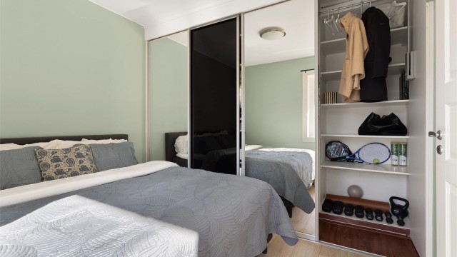 En stor skyvedørsgarderobe med speilfronter gir rikelig med oppbevaringsplass.
