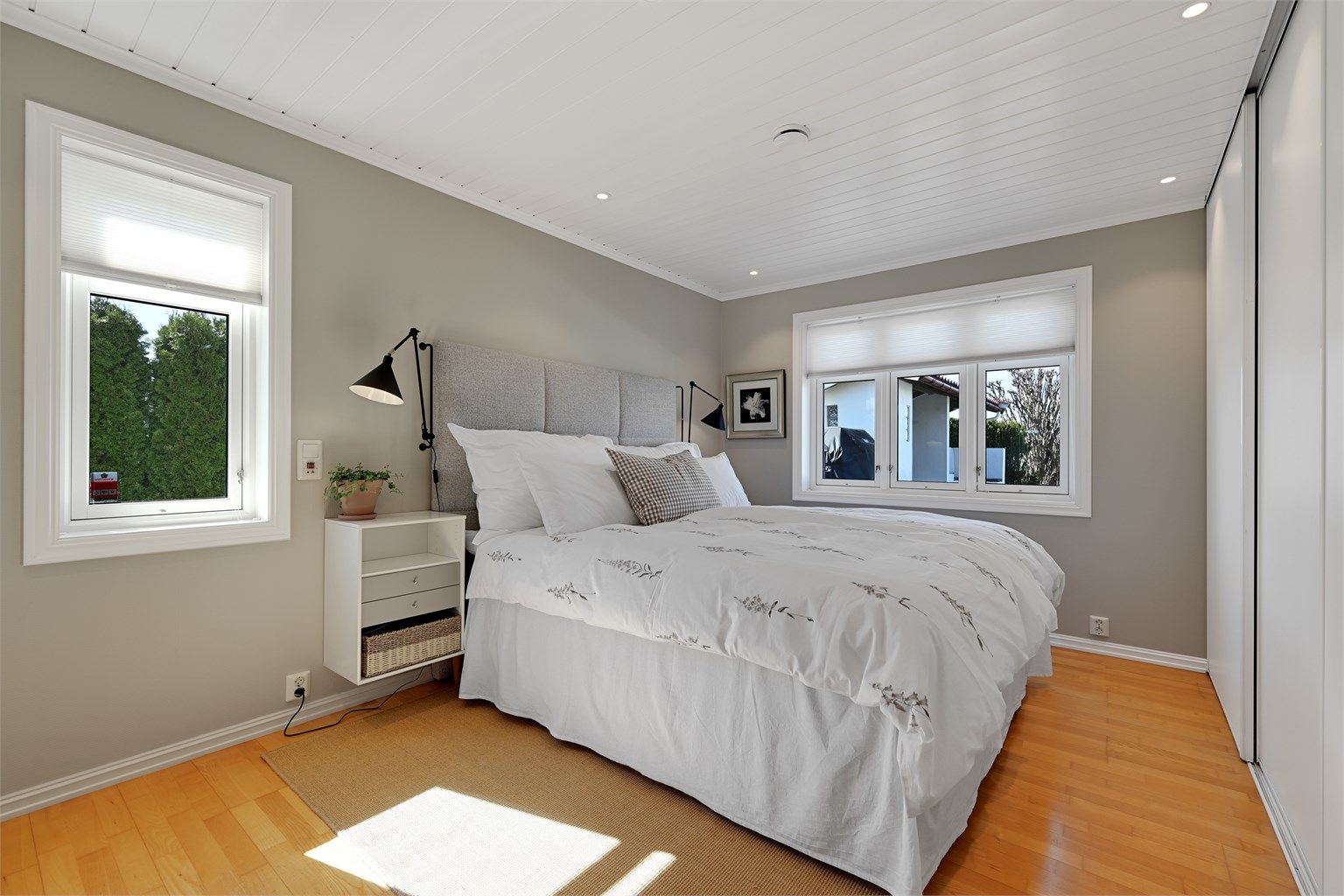 Hovedsoverommet ligger i første etasje og har god plass til dobbeltseng og garderobeløsning.