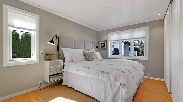 Hovedsoverommet ligger i første etasje og har god plass til dobbeltseng og garderobeløsning.