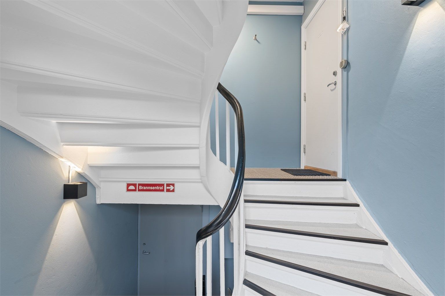 Trappen leder videre til kjelleren der leiligheten har boder med stor oppbevaringsplass.