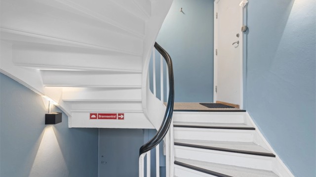 Trappen leder videre til kjelleren der leiligheten har boder med stor oppbevaringsplass.