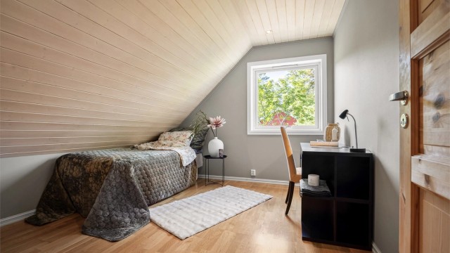 Boligen har totalt fire soverom, tre plassert i loftetasjen og et i underetasjen.