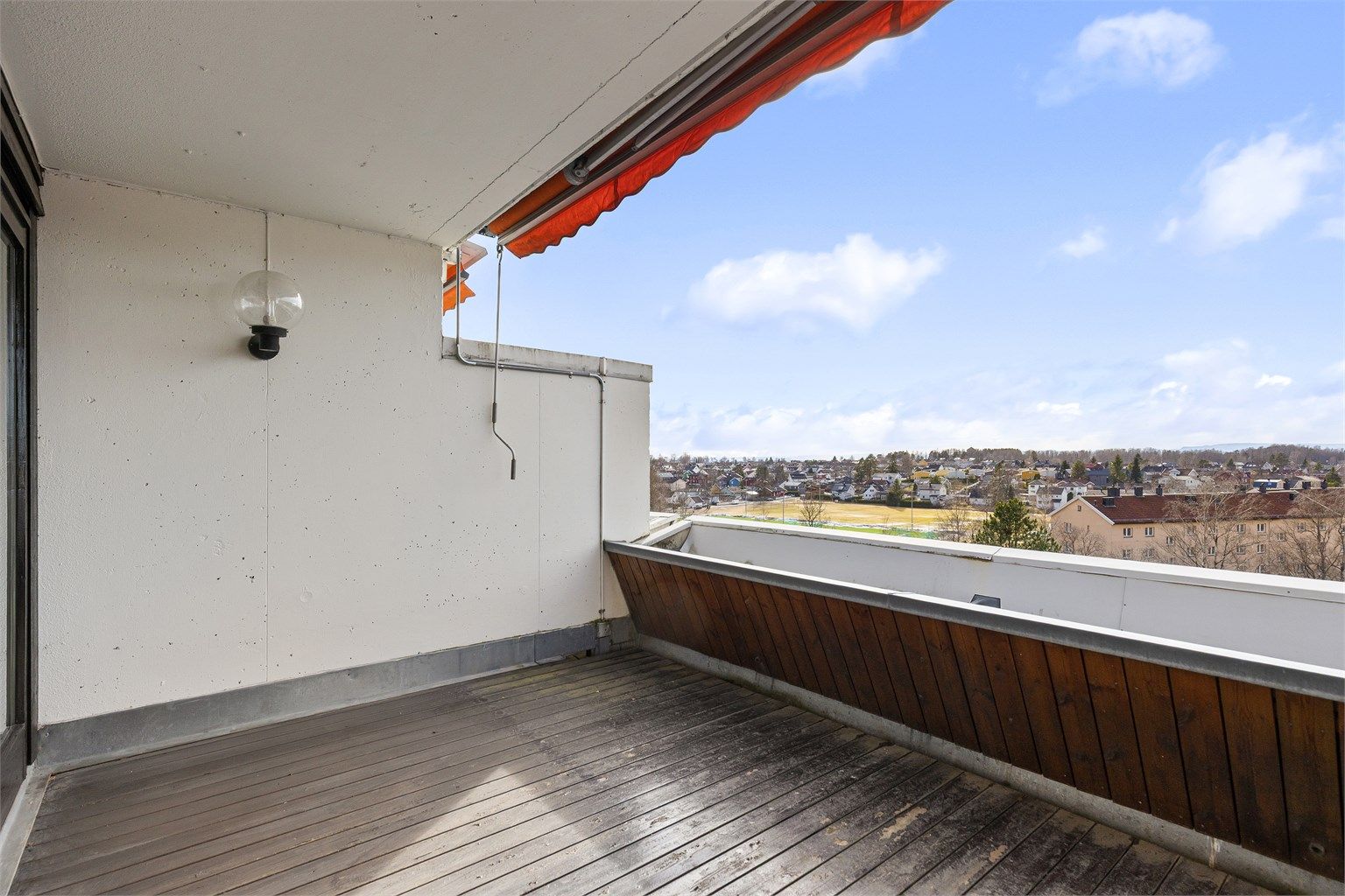 Planter i blomsterkassene vil skape en koselig oase på uteplassen