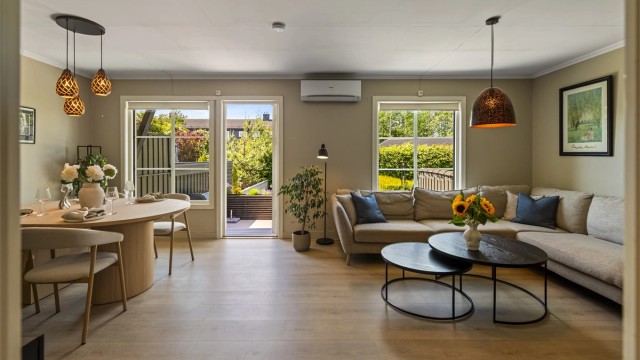 Stuen har god plass til både sofagruppe og spisebord.
Foto: Fotograf Magik