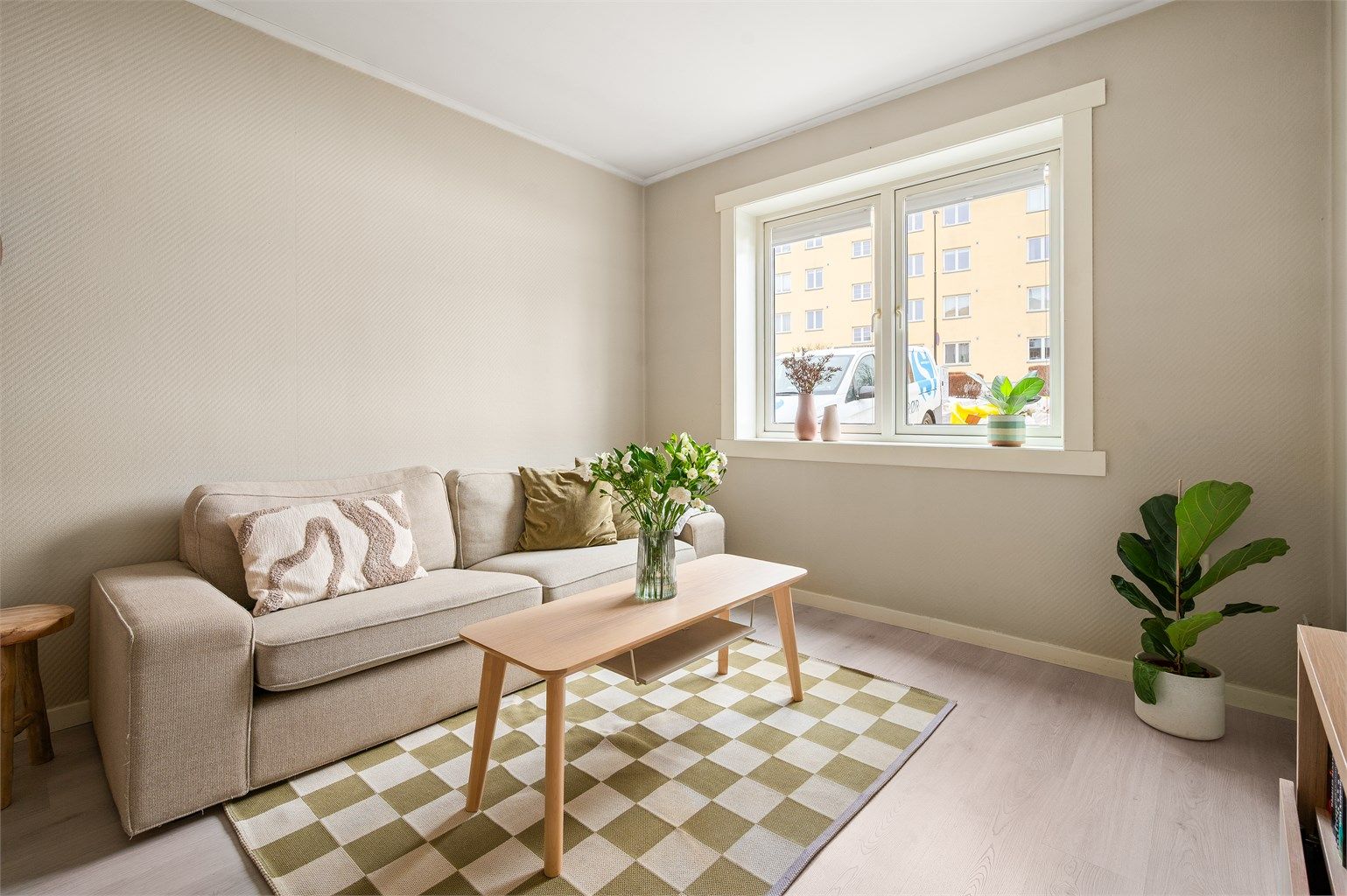 Stuen har god plass til sofagruppe og har overflater holdt i tidsriktige og behagelige nyanser. 