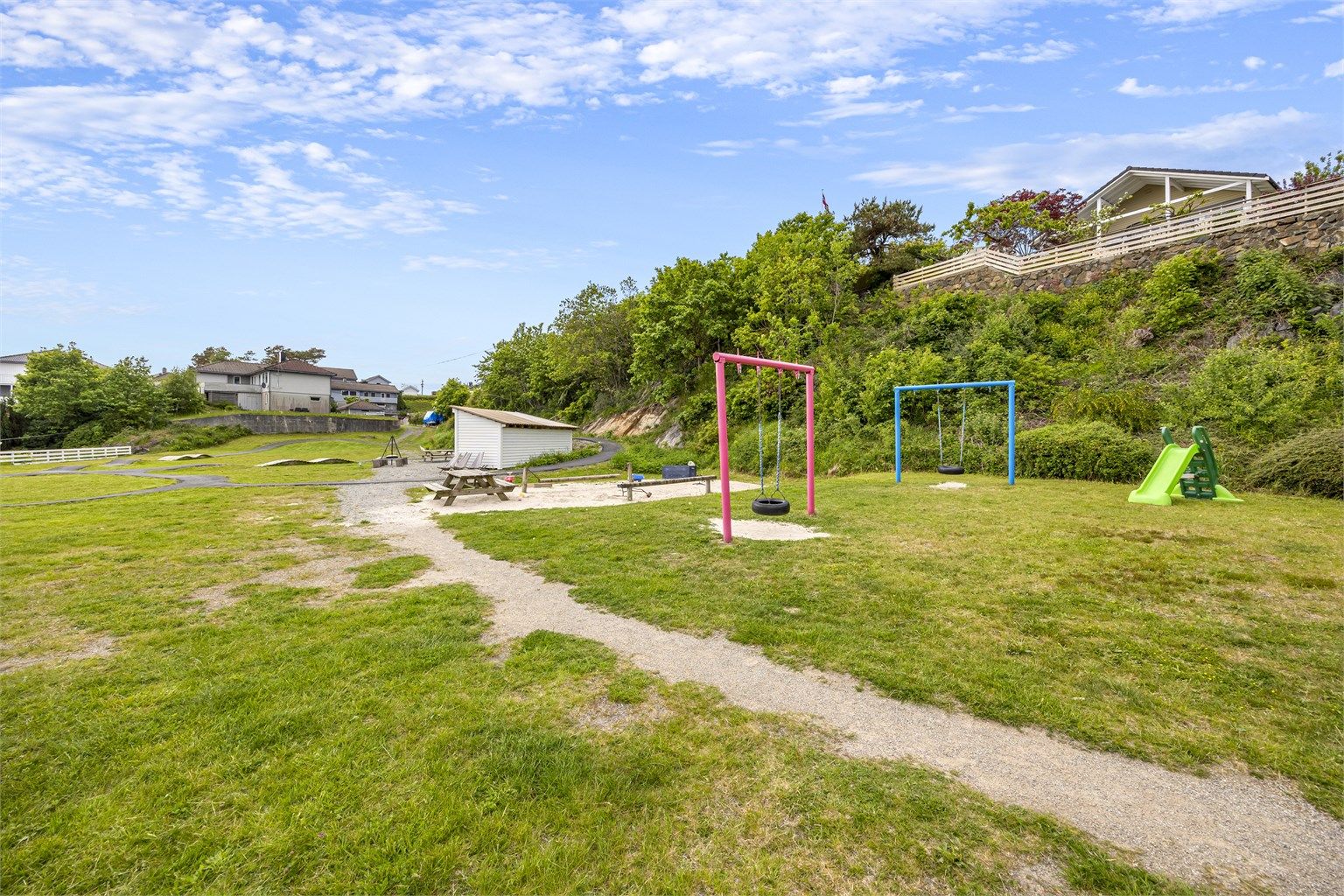 I nærområdet finnes en lekeplass, anlagt av den lokale velforeningen.