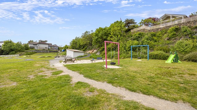 I nærområdet finnes en lekeplass, anlagt av den lokale velforeningen.