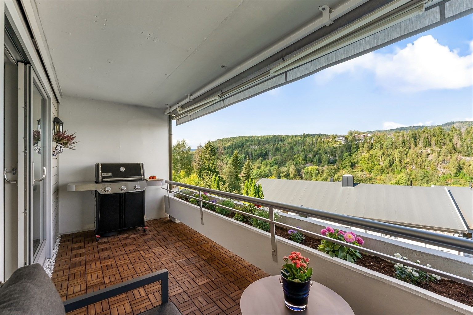 Balkongen er på 9 kvm og vender ut mot vest. Størrelsen gir gode møbleringsmuligheter. Det er utebelysning og elektrisk markise