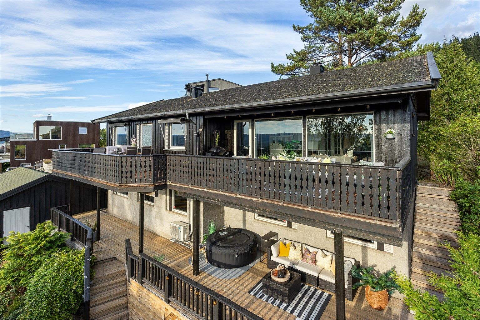 Fasade med flere flotte vestvendte uteplasser byr på mye flotte solforhold