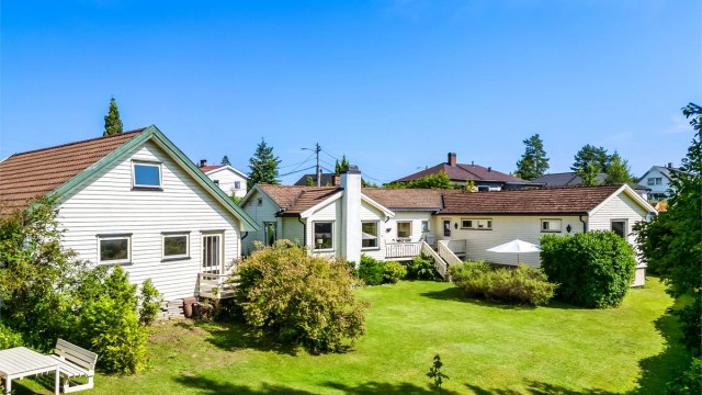 Hagen har bl.a. ulike syriner i flere farger, Rhododendron, stor rosebusk, liljekonvall, bærbusker (rips og solbær) og rabarbra.