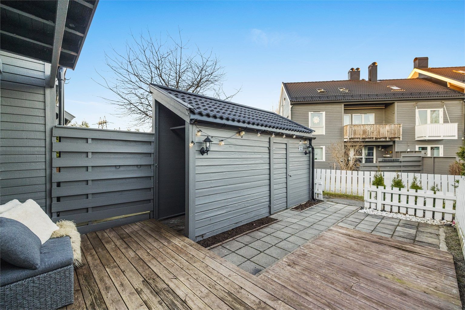 Ved inngangspartiet er det en frittstående utebod på 4 m², som gir god lagringsplass.