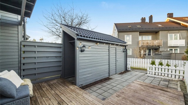 Ved inngangspartiet er det en frittstående utebod på 4 m², som gir god lagringsplass.