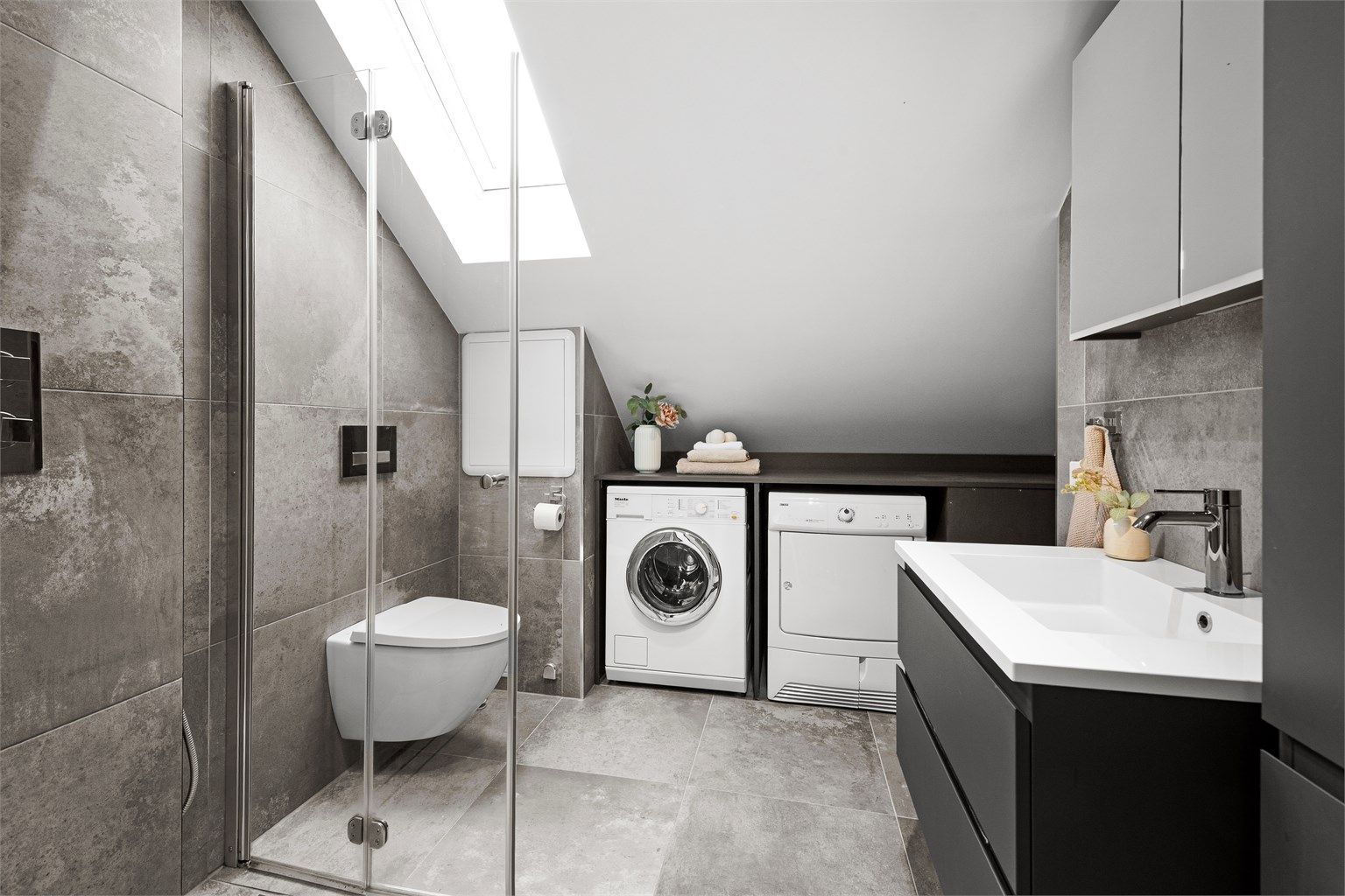 Badet ble oppgradert i 2015 og har flislagt gulv med gulvvarme og opplegg for vaskemaskin.