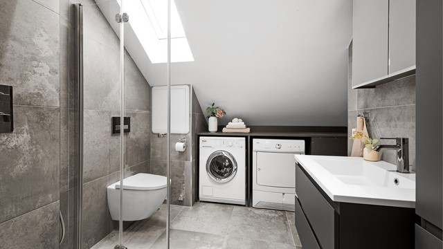 Badet ble oppgradert i 2015 og har flislagt gulv med gulvvarme og opplegg for vaskemaskin.